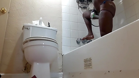 Amateur ebony milf shows off her body in a solo video