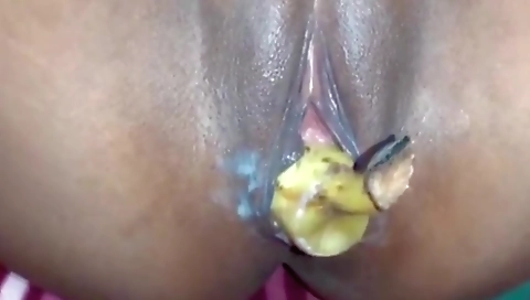 Very Very Hot Sex Videos Kele Se Apni Chut Ki Pyas Buchayi