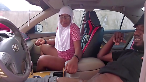 Amateur black girl seduces a college girl in her car