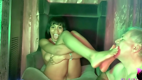 Amateur black cunt sucking my feet for cunnilingus