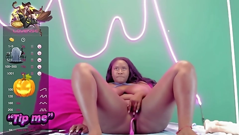 Ebony babe is showing her naked body in webcam clip