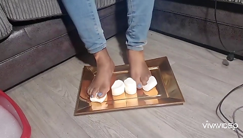 Hottie with perfect feet shows how she uses food to get off