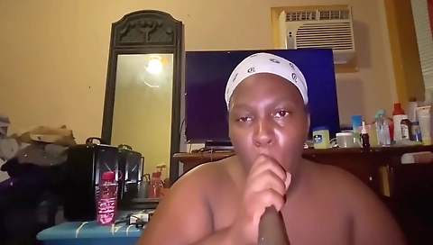 A hot ebony milf is getting her pussy fucked in homemade vid