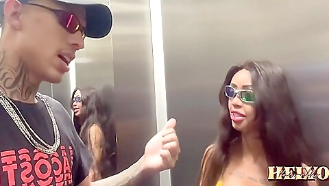 A Favelada Veio Cobrar Uma Divida Do Filhinho De Papai E Acabou Levando Rolada Na Buceta Tatuada. Essa Puta Adora Levar Rola 15 Min